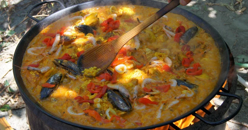 Le matériel et le feu : le vrai secret de la paella